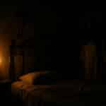 Chambre sombre avec un lit ancien, crucifix renversé au mur et silhouette floue d’une jeune fille possédée, illustrant la possession et l’exorcisme.